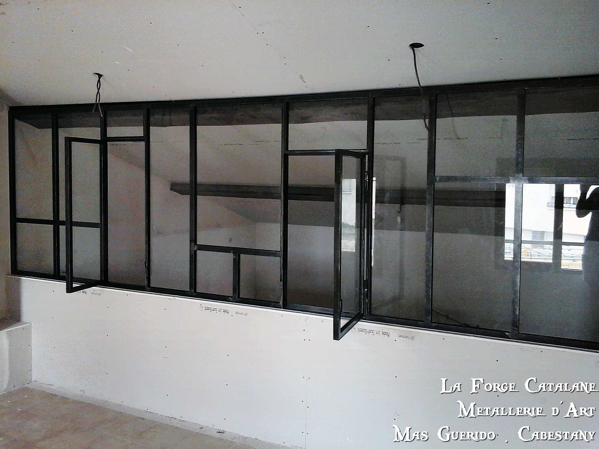 verriere ancien atelier mur vitrage verre forge catalane 3.jpg